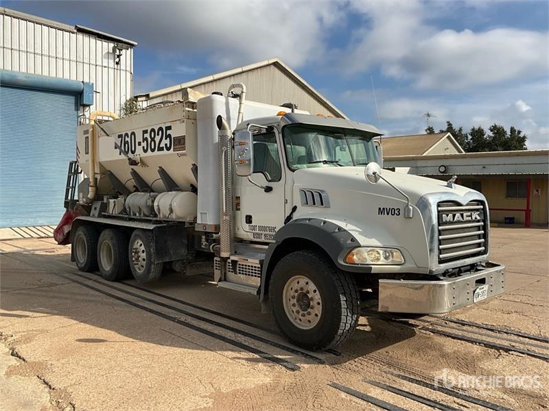 Camion malaxeur Mack GR64B 8x4 Volumetric Mixer — occasion 2022