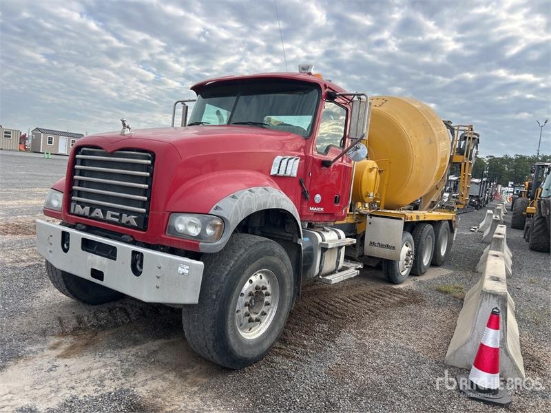 Camion malaxeur Mack GU713 10x4 Mixer — occasion 2014
