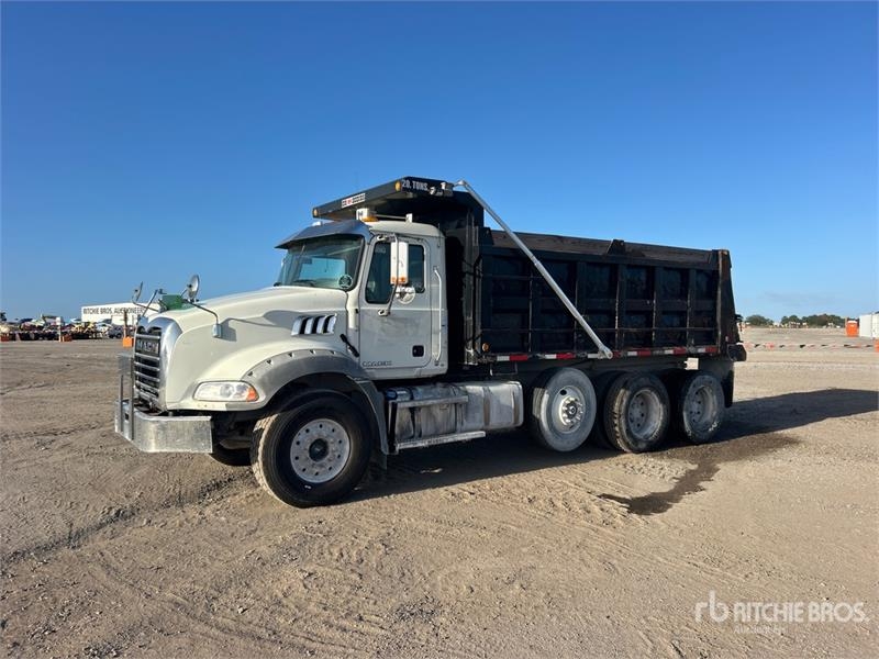 Camion benne Mack GU813 — occasion 2017