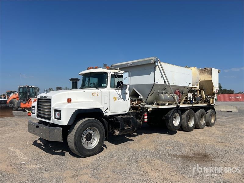 Camion malaxeur Mack RD688S 10x4 Volumetric Mixer — occasion 1999