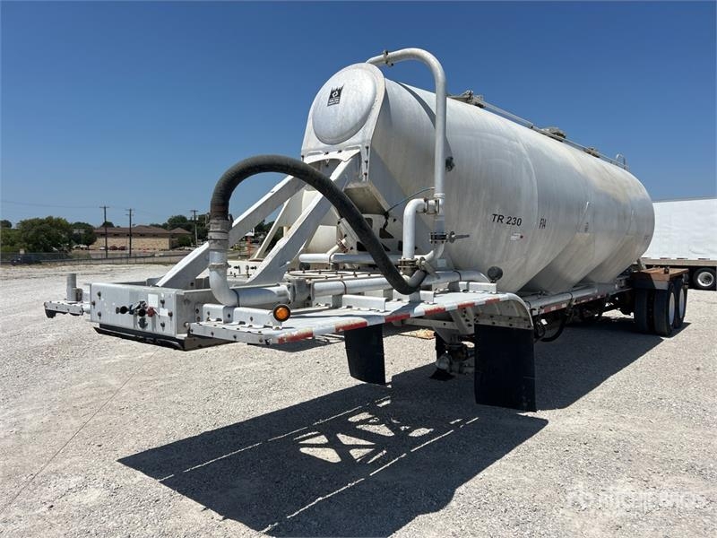 Trail King APB 1033 1033 cft T/A Pneumatic Bulk Trailer