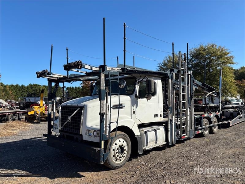 Camion porte-engins Volvo VAH — occasion 2015