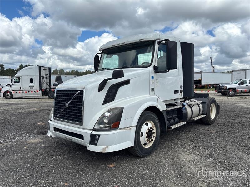 Tracteur routier Volvo VNL300 4x2 S/A Day Cab — occasion 2015