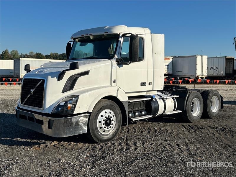 Tracteur routier Volvo VNL300 6x4 T/A Day Cab — occasion 2015