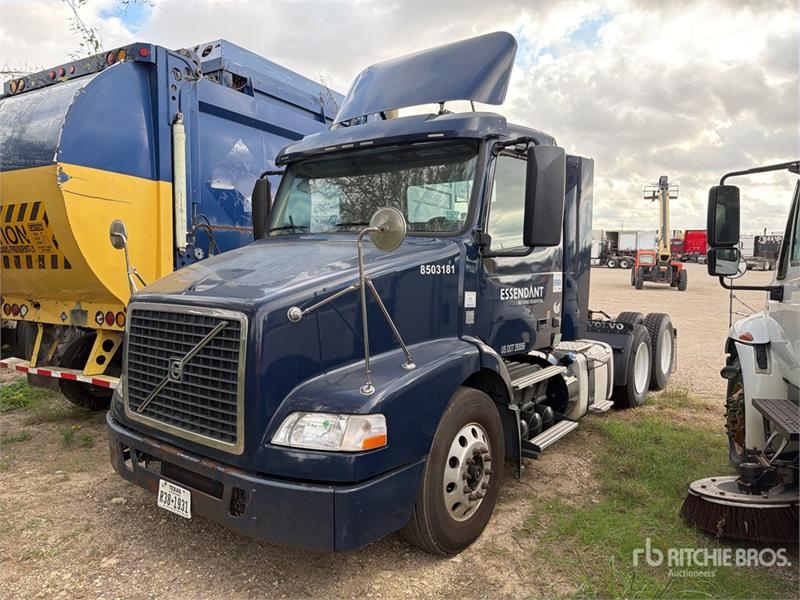Tracteur routier Volvo VNM64T200 6x4 T/A Day Cab — occasion 2014