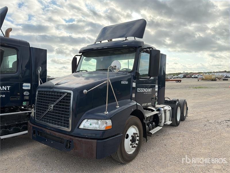 Tracteur routier Volvo VNM64T200 6x4 T/A Day Cab — occasion 2014