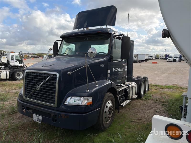 Tracteur routier Volvo VNM64T200 6x4 T/A Day Cab — occasion 2013