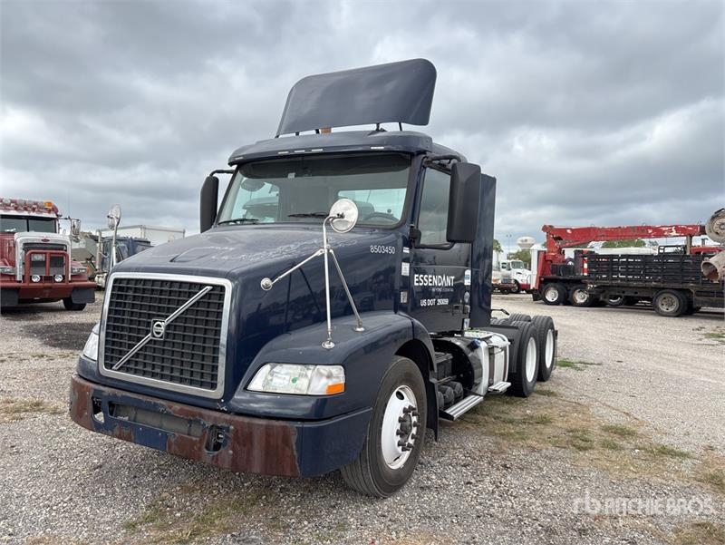 Tracteur routier Volvo VNM64T200 6x4 T/A Day Cab — occasion 2014