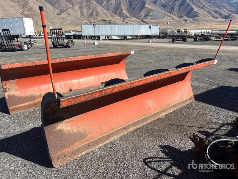 Chasse-neige 10 ft 2 Way Snow Plow — occasion