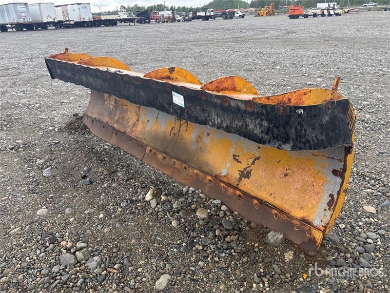 Chasse-neige 11 ft 2 Way Snow Plow — occasion