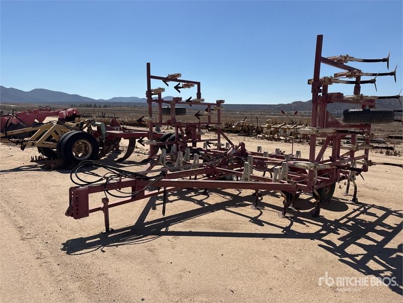 Charrue 25 ft Chisel Plow — occasion
