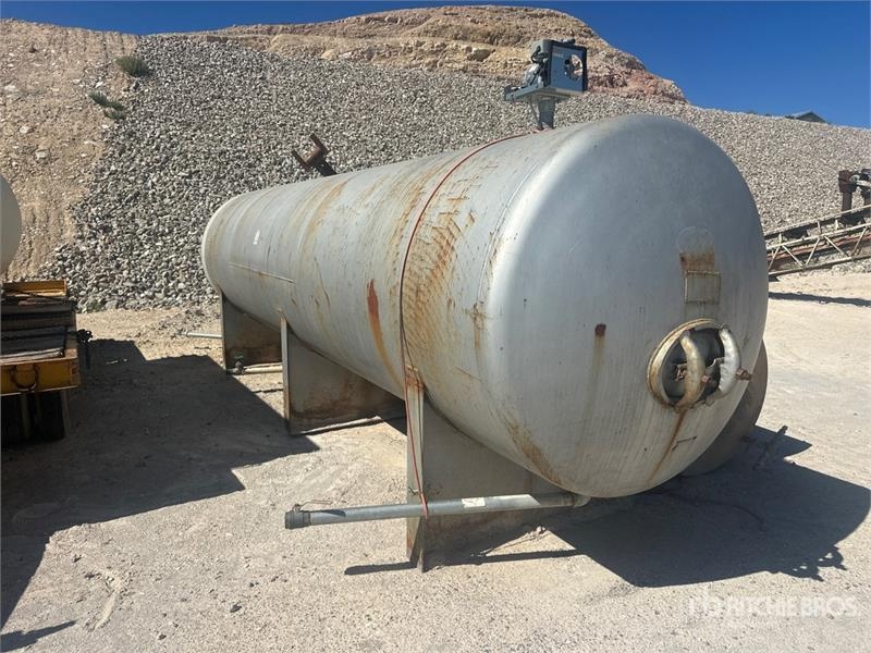 Réservoir de carburant Allen 3000 gal Skid-Mounted Water Tank — occasion 1960