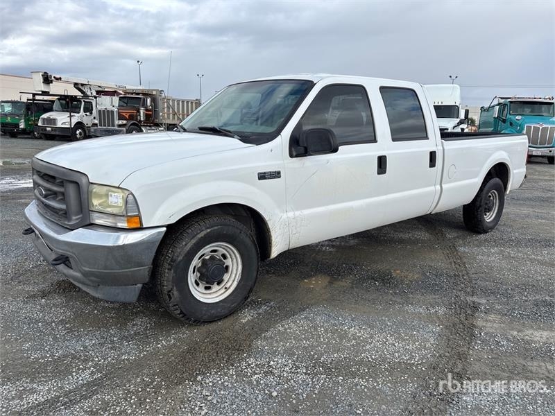 Fourgon utilitaire Ford F-250 4x2 Crew Cab Pickup — occasion 2004