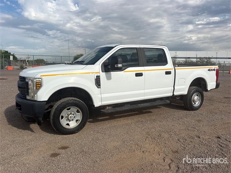 Fourgon utilitaire Ford F-250 XL 4x4 Crew Cab Pickup — occasion 2018