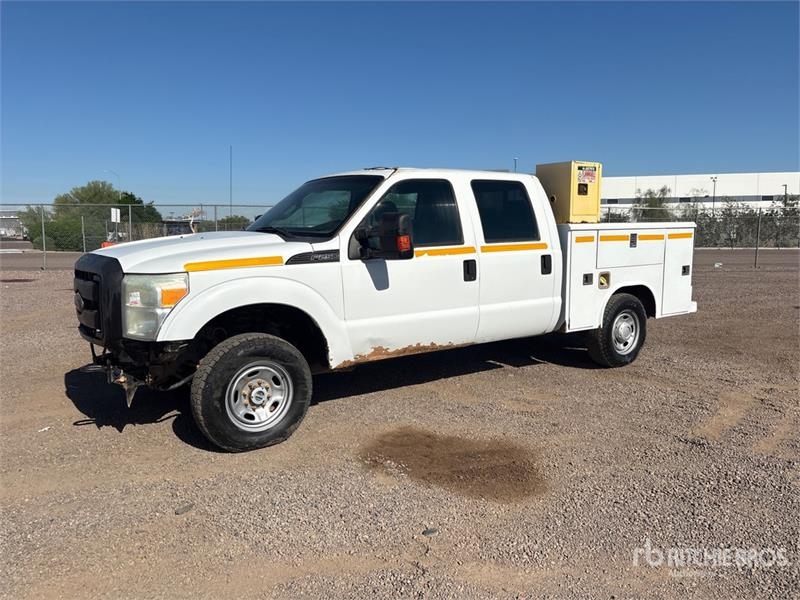 Utilitaire benne Ford F-250 XL 4x4 Crew Cab Utility — occasion 2013