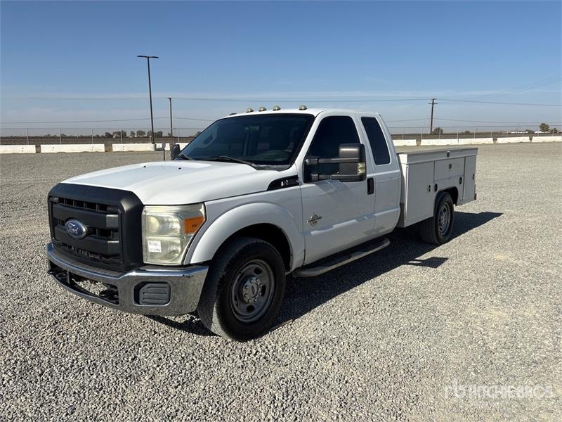 Utilitaire benne Ford F-350 4x2 Extended Cab Utility — occasion 2011