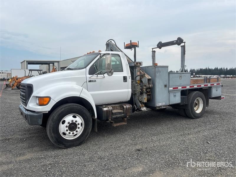 Camion plateau grue Ford F-750 — occasion 2001
