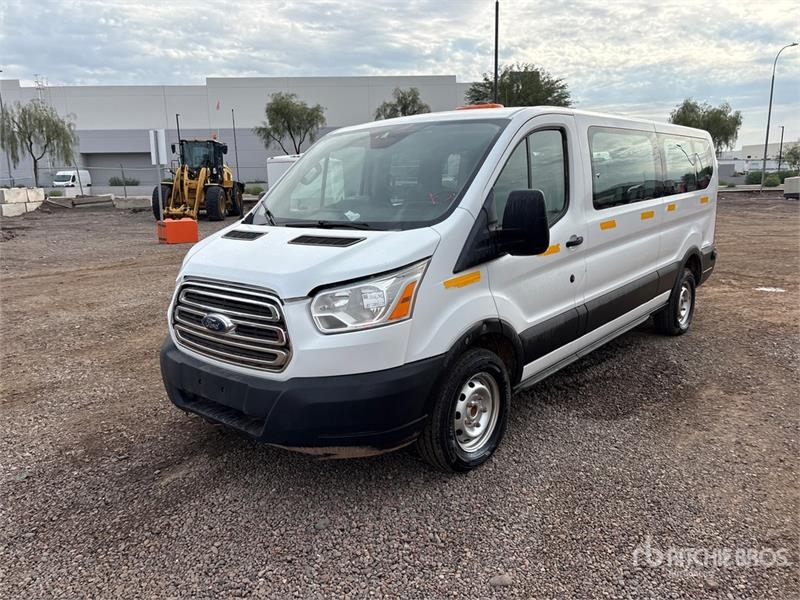 Fourgon utilitaire Ford Transit 350 13 Passenger Van — occasion 2019