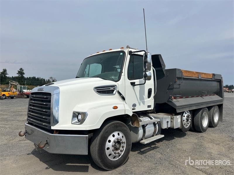 Camion benne Freightliner 114SD — occasion 2015