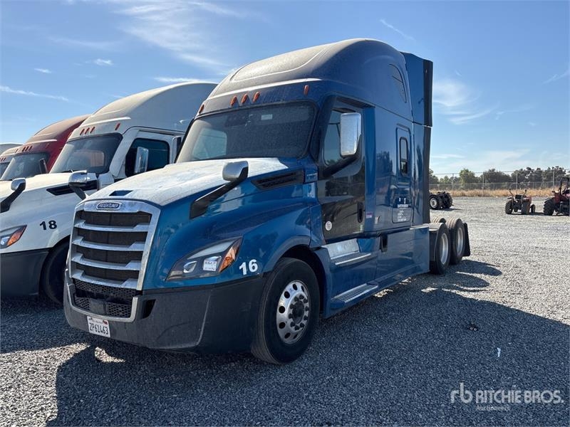 Freightliner 6x4 T/A Sleeper Truck Tractor