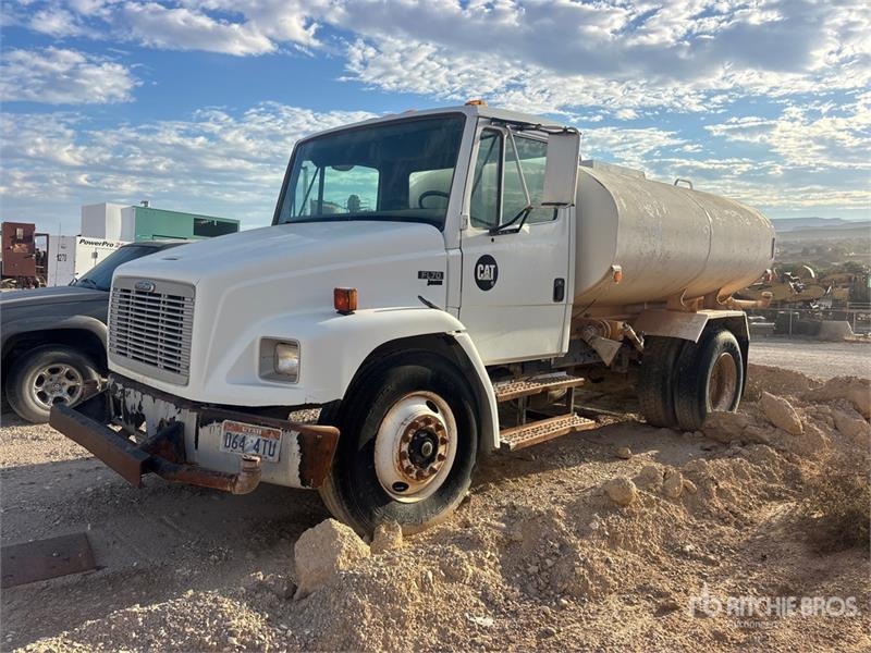Camion citerne Freightliner FL 70 2000 gal 4x2 Water — occasion 2003