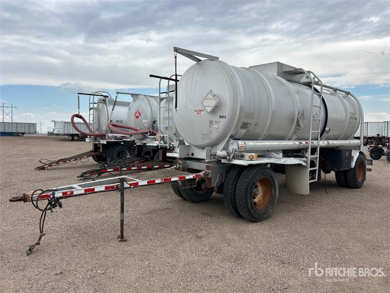 Heil 5000 gal T/A Turntable Spread Axle Vacuum Tanker T