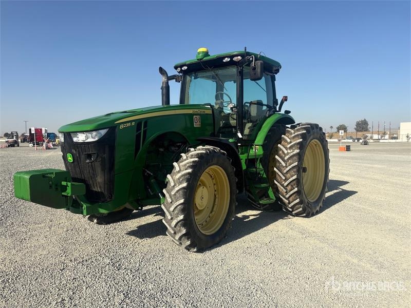 Tracteur agricole John Deere 8235R — occasion 2012, 7 811 h