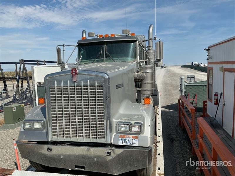 Kenworth Tri/A Day Cab Truck Tractor