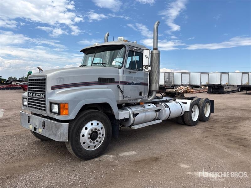 Mack CH613