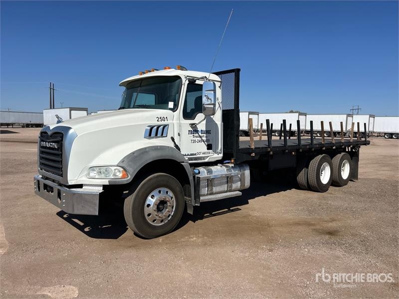Camion plateau Mack GU533 — occasion 2017