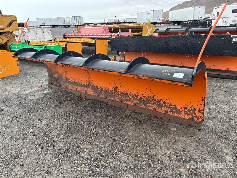 Chasse-neige Monroe 12 ft Snow Plow - Fits — occasion