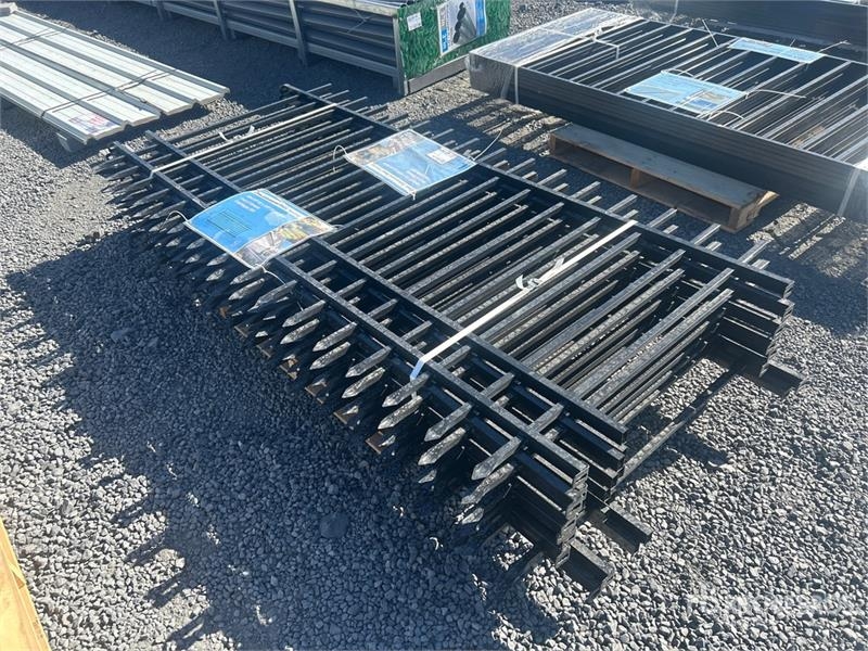 Équipement de clôture Quantity of (10) 7 ft 10 in x 3 ft 9 in Galvanized — occasion