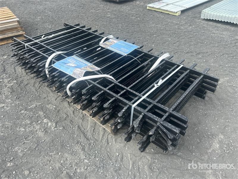 Équipement de clôture Quantity of (10) 7 ft 10 in x 3 ft 8 in Galvanized — occasion