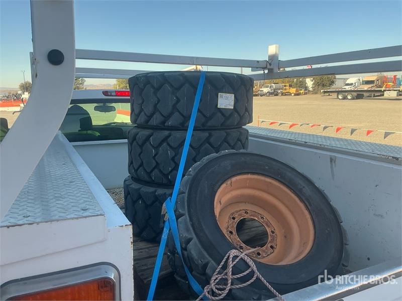 Pneu, roue et jante Quantity of (4) 12x16.5 Tires — occasion