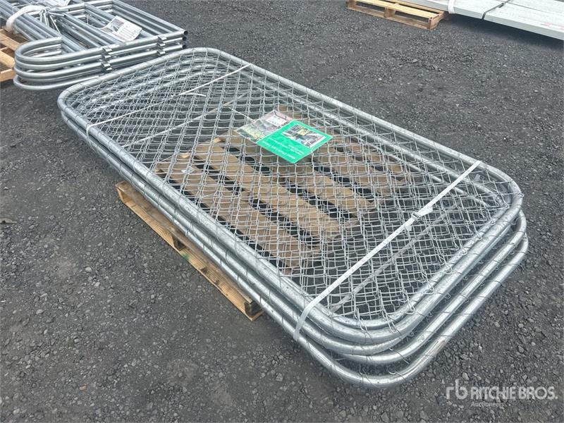 Équipement de clôture Quantity of (5) 7 ft 9 in x 3 ft 8 in Chain Link F — occasion