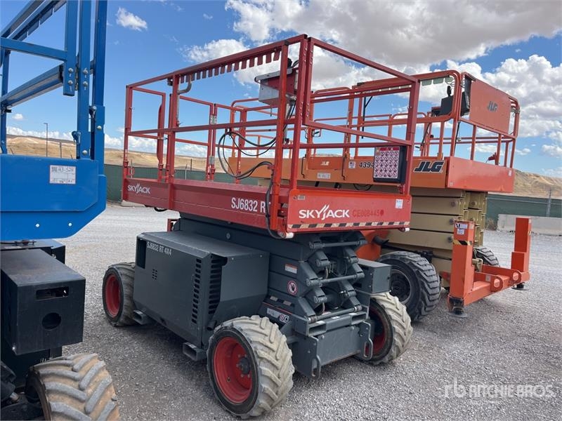 SkyJack 6832RT 4x4 Dual Fuel Scissor Lift