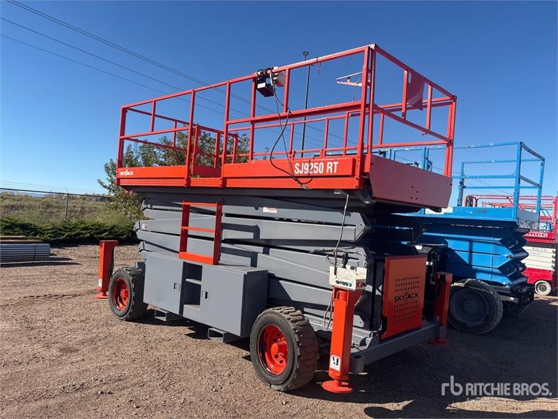 Nacelle à ciseaux SkyJack SJ9250RT 4x4 Dual Fuel — occasion 2014, 1 578 h