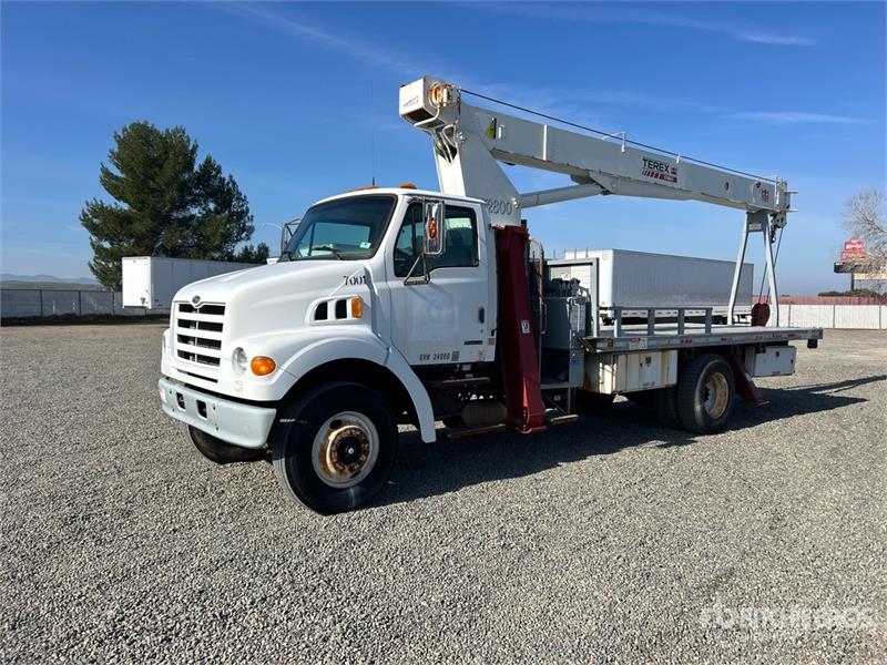 Camion plateau grue Sterling BT3063 30000 lb Straight on Sterling L7500 4x — occasion 2000