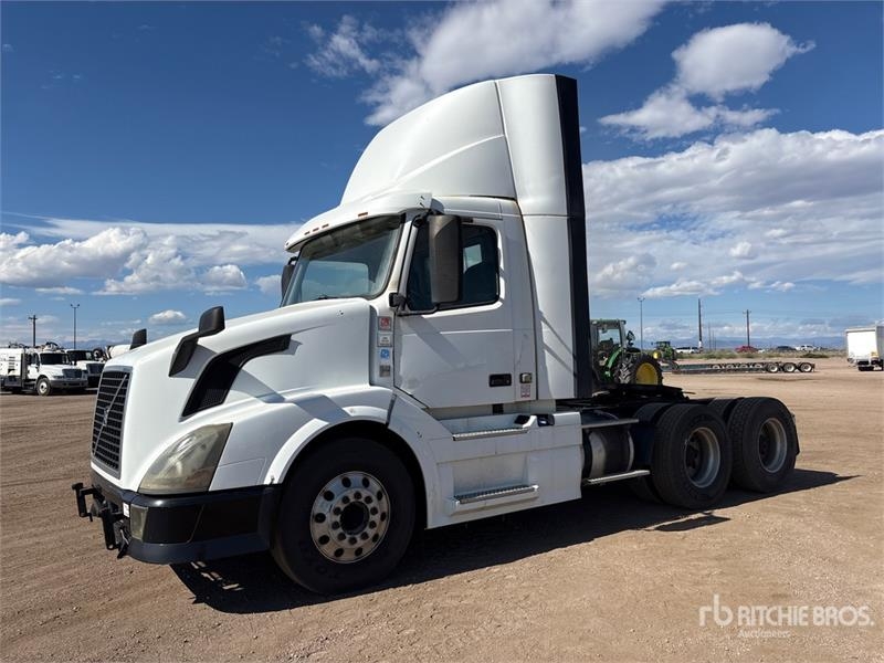Tracteur routier Volvo VNL300 6x4 T/A Day Cab — occasion 2013