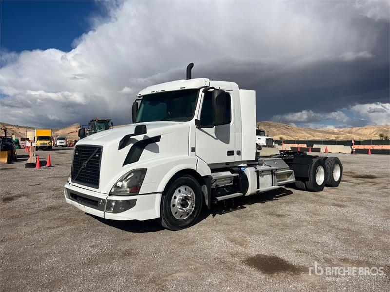 Tracteur routier Volvo VNL300 6x4 T/A Day Cab — occasion 2017