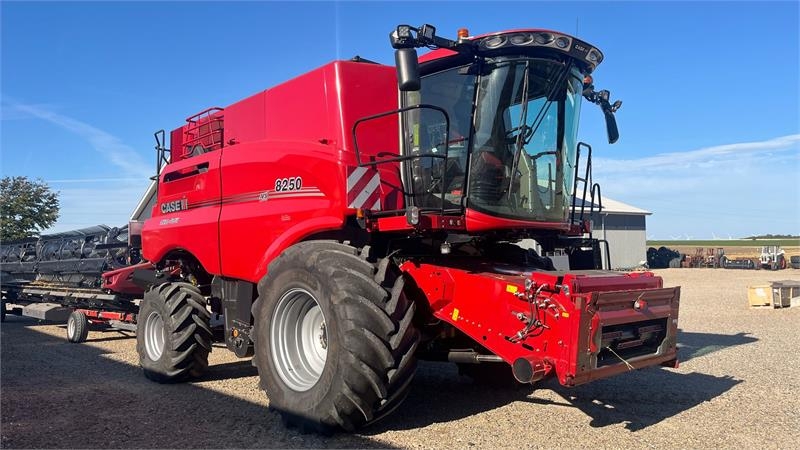 Case IH AXIAL-FLOW 8250 Mejetærsker.