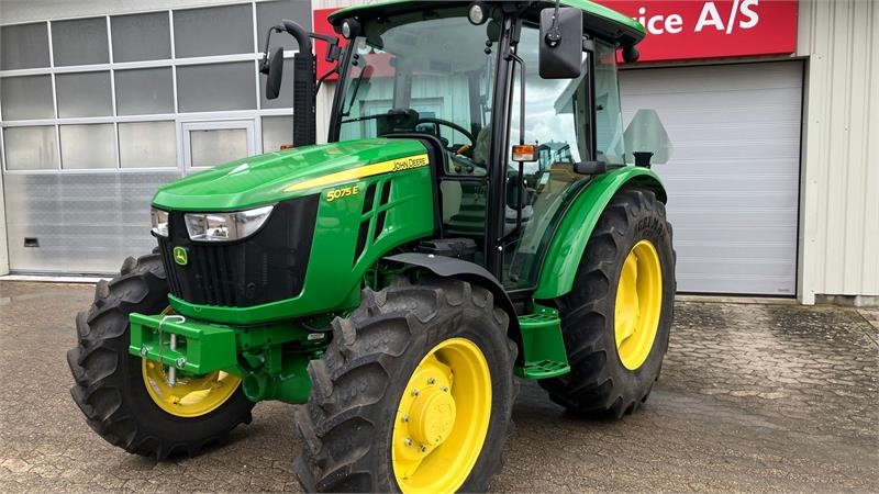 John Deere 5075E