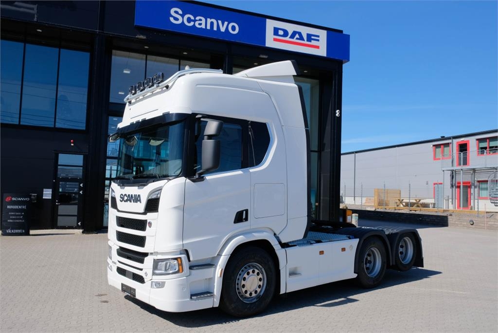 Scania R 590 6x2 dragbil av 2024 års modell