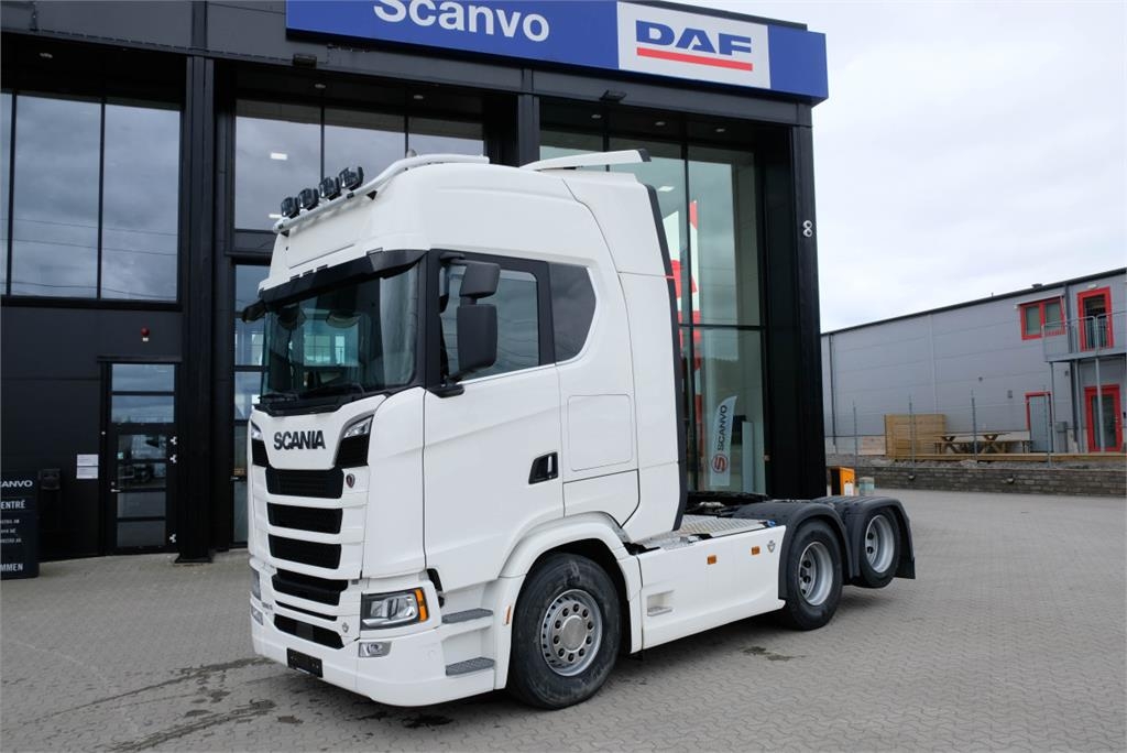 Scania S 590 6x2 dragbil av 2024 års modell