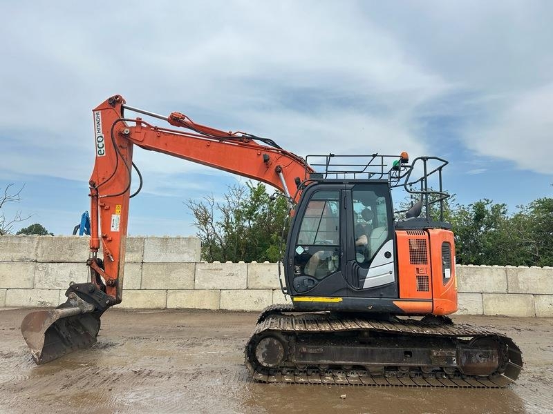 Hitachi ZX135 US-6