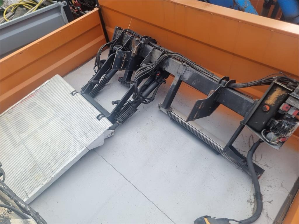 Dhollandia DH 750 kg - there are 2 of them