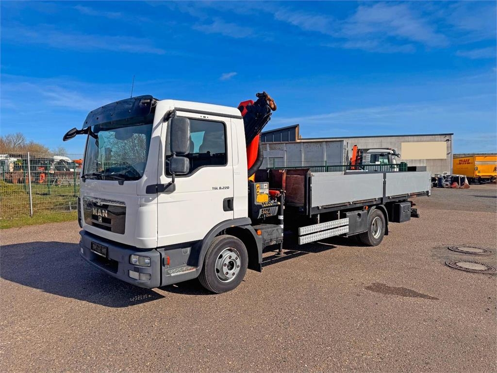 MAN 8.220 / 4x2 / crane / radio remote control