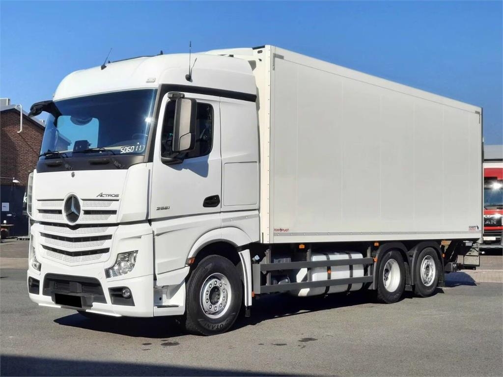 Mercedes-Benz 2551 / 6x2 / tail lift