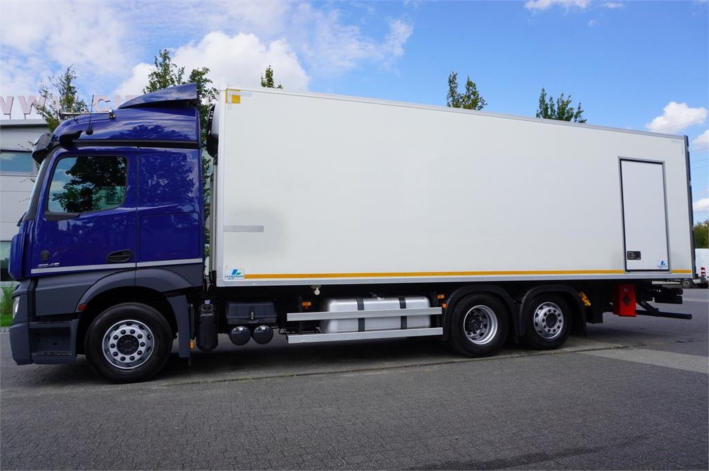 Mercedes-Benz Actros 2546 / Lecapitaine refrigerator 20 EPAL / M