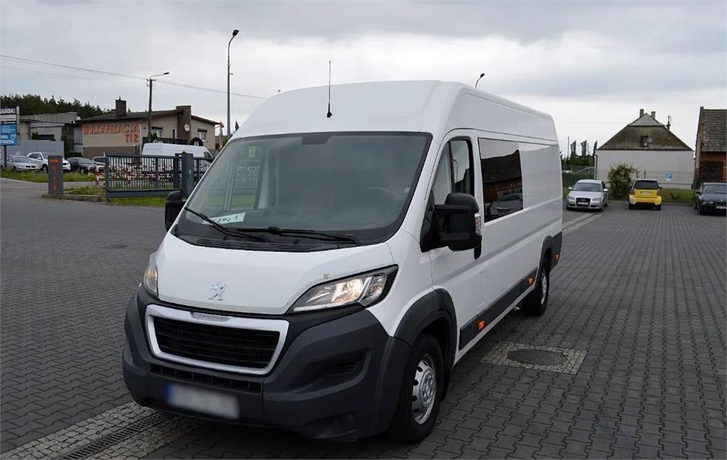 Cabine de camion Peugeot Boxer Furgin Duoble CabinDoka 7-seater One Owner — occasion 2017